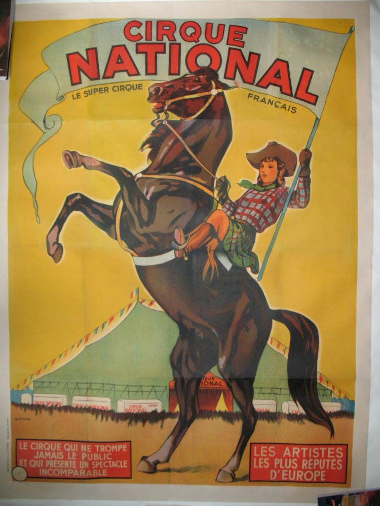 Affiche vintage présentant une cavalière, tenant un drapeau où est inscrit Cirque National (le super cirque français) sur un cheval qui se cabre devant un chapiteau de cirque, sur fond jaune.