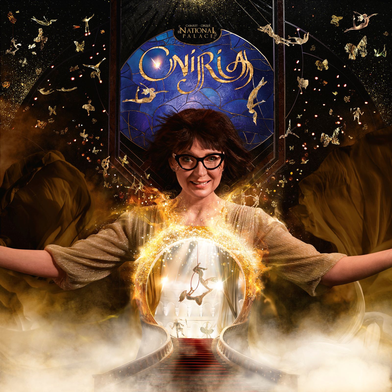 Affiche présentant un spectacle avec comme titre ONIRIA, en haut au milieu en or sur un fond bleu. Au milieu, une femme brune à lunettes en robe longue beige ouvre les bras. Devant elle, une boule magique avec à l'intérieur des acrobates et un escalier rouge